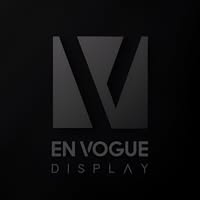 Modern Retail Display Ideas with Fashion Mannequins and High-Quality Shopping Bags