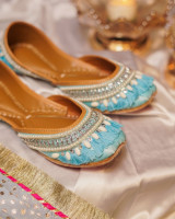 Why are Gulbhahar juttis so favored by many?
